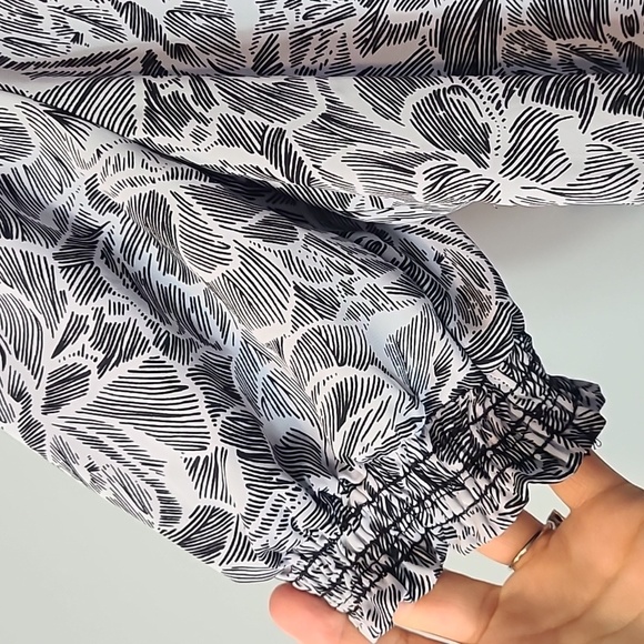 EVEREVE Gracie Blouse Floral Office Casual Size Medium - Picture 3 of 7